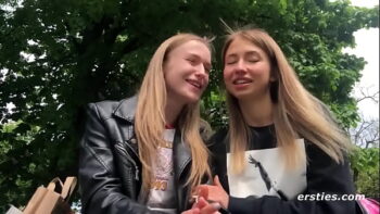 Dos preciosas jovencitas disfrutan teniendo sexo lésbico juntas