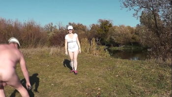 Milf brasileña goza del sexo anal con su amante al aire libre
