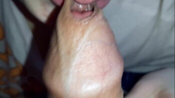 Chicas cerdas haciendo mamadas en primer plano