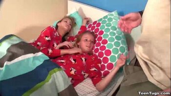 Sus dos hermanas le hacen una buena paja