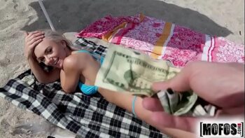Molly Mae acepta dinero de un desconocido a cambio de follar con él