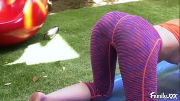A mi primo se le puso muy dura cuando me vio haciendo yoga