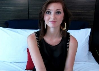 Chica guapa acude a un hotel para hacer un casting porno