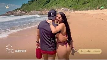 Enseña su bello cuerpo mientras al mismo tiempo tiene varios orgasmos