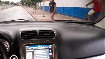 Después de un paseo por la playa se relaja chupando polla al aire libre
