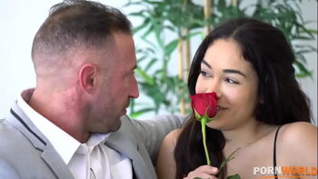 La jovencita Ginebra Bellucci recibe su primer anal