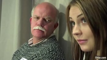 La joven cuidadora tuvo un gangbang con un grupo de ancianos