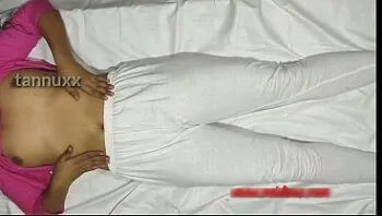 Joven pareja universitaria follando en un rincón oscuro