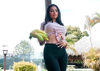 Colombiana pasa de vender plátanos a ser follada por una gran banana