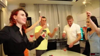 Estudiantes universitarios celebran el fin de exámenes con una orgía
