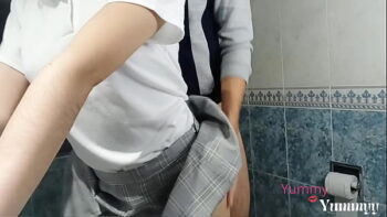 Mi madre y mi hermana me pillan en el baño y las dos me comen la polla
