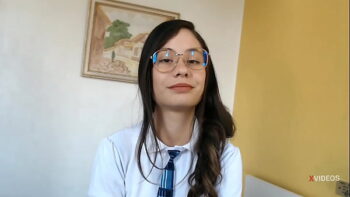 Colegiala sumisa se deja follar el culo por primera vez