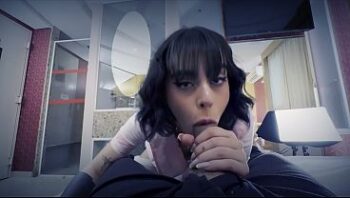 Jóvenes practican un trío a primera hora de la mañana en un parque