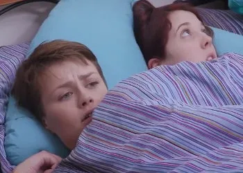 Amigas íntimas duermen juntas y acaban teniendo sexo lésbico