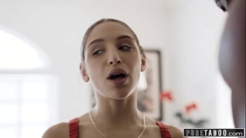 Abella Danger entra en un bar en busca de un hombre con el que follar