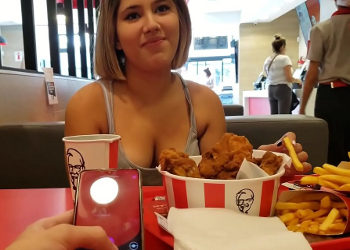Cena con su novia en un KFC y de postre sexo en el baño