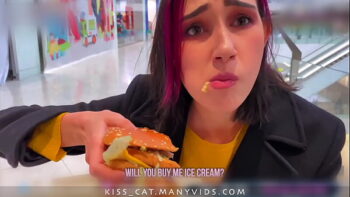Pareja joven se mete mano y hasta folla en medio de un McDonalds