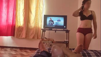 Menea el culo en busca de un hombre que se atreva a follar con ella