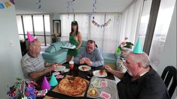 Acuden al cumpleaños de su amigo con un regalo muy especial