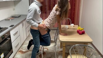 Su novia rusa le recibe en lencería y pidiéndole sexo