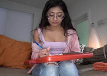 Estudiante latina se apunta a grabar porno y disfruta con un semental