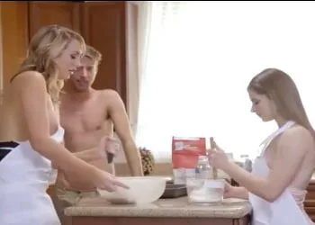 De repente se vio en un trío inolvidable con su novia y su suegra
