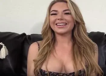 Modelo rubia haciendo su primera prueba en el porno