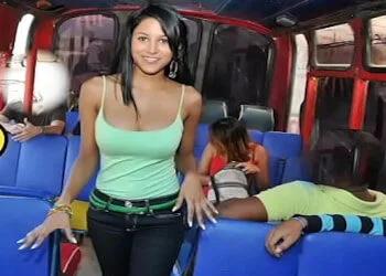 Guapa colombiana follando en el autobús cuando iba a trabajar