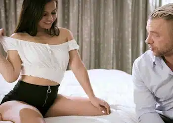 Morena vengativa folla con el nuevo novio de su madre