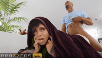 Se folla a la amiga de su mujer por equivocación – Brazzers